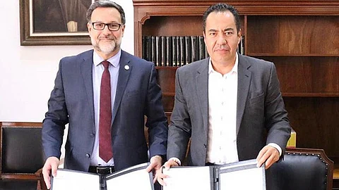Máximo Alberto Zaldívar Calderón, director de Programas en México y Carlos Herrera Tello, secretario de Gobierno de Michoacán (Foto Cortesía)