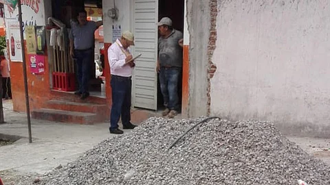 Personal notifica a los habitantes que se abstengan de tirar basura, ya que en las zonas bajas de la ciudad pueden darse inundaciones (Foto Cortesía)