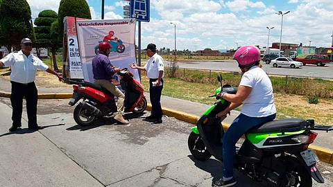 Respetar reglas de tránsito como no rebasar por la derecha y no hacer “moto sardina” pueden salvar la vida
(Foto: Cortesía)
