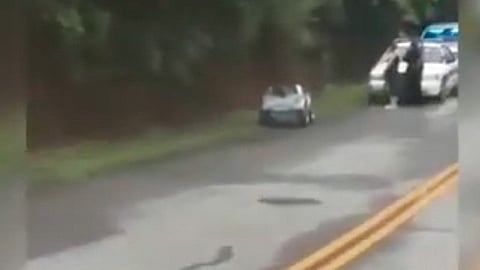 La policía acusó a la mujer de intoxicación en un lugar público (Fotograma: YouTube)