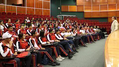 Magistrados, jueces, titulares de diversas áreas interactúan con los jóvenes estudiantes para explicar la actividad que realizan (Foto Cortesía)