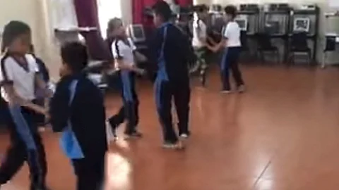 Bailar ritmos latinos permite a los alumnos desarrollar habilidades de coordinación (Foto: Video Captura)