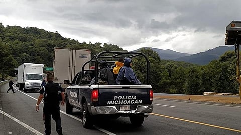 Agentes policiales se mantienen en la zona para garantizar la seguridad de los automovilistas (Foto Cortesía)