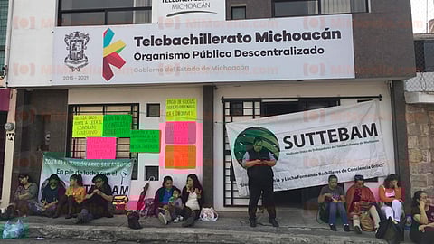 Los sindicalizados cerraron las oficinas centrales del su subsistema y también decidieron cerrar la avenida Lázaro Cárdenas en protesta por los adeudos que no han sido atendidos
(Foto: Guadalupe Martínez)