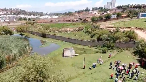 Podrían darse órdenes para detener una construcción en caso de que se encuentre que la obra daña el manto acuífero (Fotograma: Revolución Social)