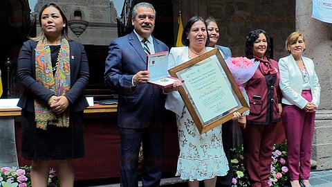 Después de recibir la presea, Barajas Pérez agradeció a todos sus compañeros del activismo social que la propusieron para este premio (Foto: Cristian Ruiz)