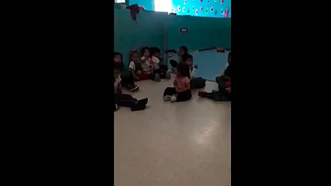 Algunas pequeñas lloran y se acercan a la “maestra” quien graba el hecho (Foto: Captura)