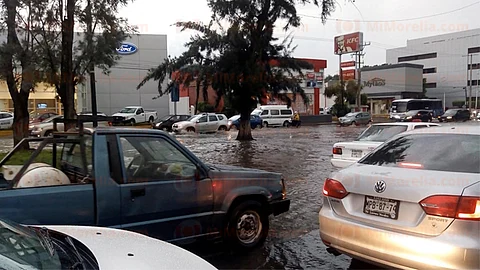 Se registra salida de agua por drenajes en diversas colonias de Morelia