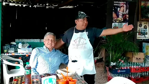 Parada técnica; AMLO disfruta de un plato de birria en Coalcomán, Michoacán [Video]