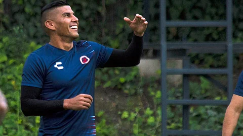 El defensa de los Tiburones agradeció al "bendito futbol" por todo lo que le dio (Foto: @carlossalcido7)