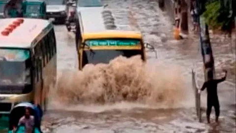 Más de 2.5 millones de personas están afectadas por las crecidas en el estado indio de Bihar (Fotograma: YouTube)