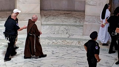 Mientras eran llevados, rezaban (Foto: @HelenaVillarRT)