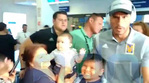 El argentino ignora la presencia del niño y atiende con prisa a otros seguidores (Foto: Video Captura)