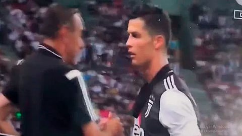 Cristiano dejó el terreno de juego con una sonrisa y saludó primero a Pereira, su sustituto(Foto: captura de pantalla)