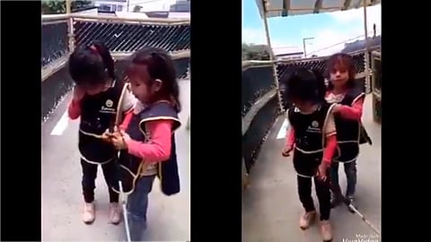 Conmueve video en el que una niña invidente le enseña a otra usar un bastón guía [Video]