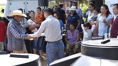 Además, el Ayuntamiento de Morelia entregó más de 600 tinacos en tres comunidades (Foto: Especial)