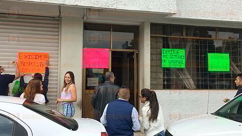 Los empleados arribaron a la dependencia con pancartas en mano y algunas consignas para mostrar su molestia (Foto: Guadalupe Martínez)