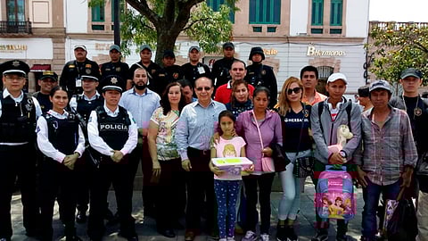 Los vecinos y comerciantes del primer cuadro de la ciudad donaron a la niña una mochila de princesas con rueda y útiles escolares (Foto: Cristian Ruiz)