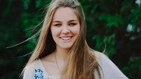 La nieta de los Kennedy reveló que fue agredida sexualmente por uno de sus amigos durante su tercer año de instituto (Foto: @PSYCHICTWINS)