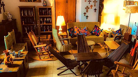 Los productos que elabora esta empresa familiar son muebles de madera rústicos con acabado apolillado, catrinas de barro, entre otros (Foto facebook Galeria de Arte Mexicano el Colibrí)