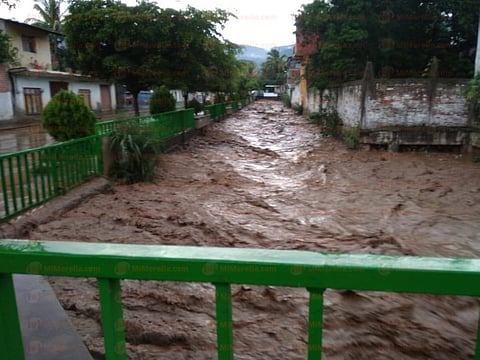 Desborde de río e inundaciones, así quedó Coalcomán luego de lluvias