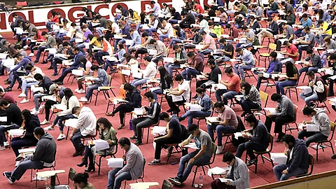 Desde las 08:00 horas se concentraron los sustentantes en el auditorio (Foto Cortesía)