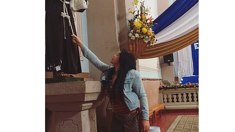 “Gomita” visitó Michoacán y aprovechó para pedirle un novio a este santo