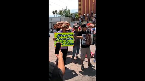 El féretro del músico estuvo acompañado de sus familiares (Foto: captura/@CelsoOficial)