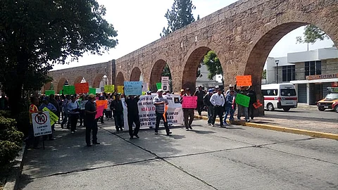 Un grupo de personas realiza una manifestación desde avenida Acueducto con destino a Palacio de Gobierno (Foto Cortesía)