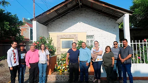 Casa natal de Juan Gabriel se llena de flores a tres años de su muerte