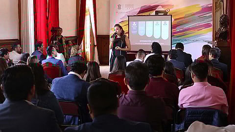 La titular de la Secretaría de Servicios Parlamentarios, Beatriz Barrientos García, brindó la conferencia “El proceso legislativo” (Foto Cortesía)