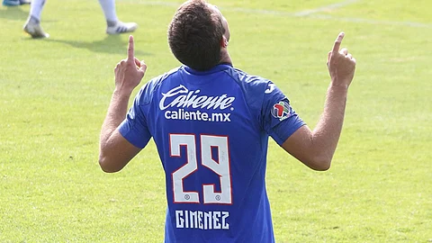 Debuta Santiago Giménez en el Cruz Azul ante los ojos de su padre