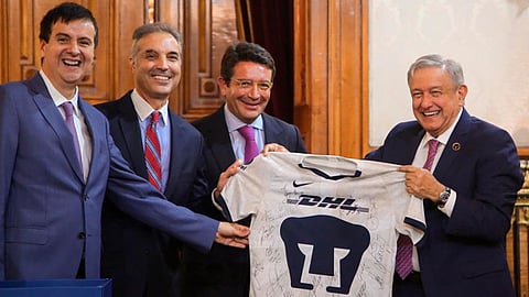 El mandatario recibió a directivos de DHL en Palacio Nacional (Foto Facebook: Andrés manuel López Obrador)