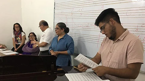 Cardiela Amézcua Luna y Raúl Olmos Torres, titular de SeCultura y rector del Conservatorio de las Rosas escucharon el avance de las y los participantes (Foto Cortesía)