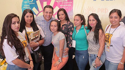 Los jóvenes solicitaron el respaldo de figuras importantes como Víctor Manríquez para avanzar en espacios de la vida política (Foto Cortesía)
