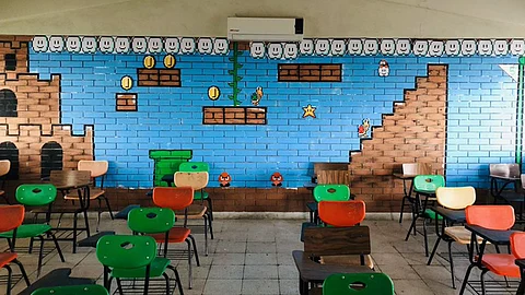 Maestro decora su salón con temática de Super Mario y se vuelve viral