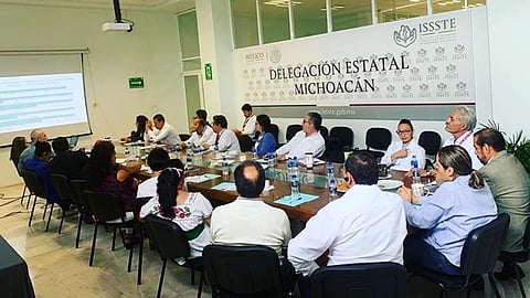 El funcionario público aceptó tomar el taller de igualdad de género (Foto: FB José Manuel Mireles Valverde)