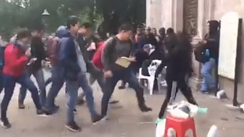A los estudiantes les toca esperar horas para realizar su trámite (Foto: captura)