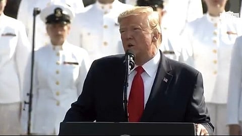 Trump compartió una imagen de él y su esposa, bajo la bandera de Estados Unidos con una frase que dice “Nunca olvidaremos” (Foto: captura de video)