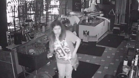Algunos usuarios recriminaron al lugar por exhibir de esta manera a la chica (Foto: @PorkysPlacePlazaFiesta)