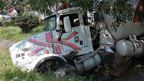 Por una picadura de abeja, chofer de una revolvedora cae a cuneta en Morelia