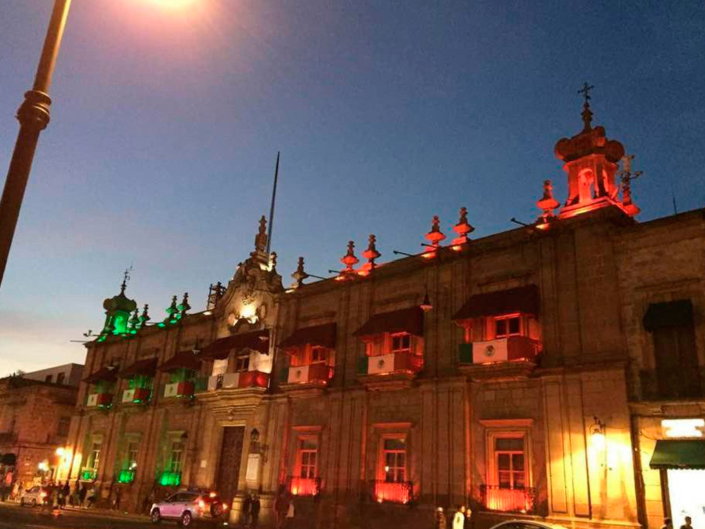 Así luce el Centro Histórico de Morelia de noche con luces patrióticas