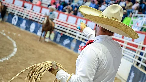 Galleros, charros y bandas musicales se manifestarán este martes en Morelia