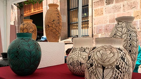 Hay en la expo ollas, cantaros y floreros de barro pulido, diseños basados en flores, colibríes y mariposas (Foto: Cortesía)