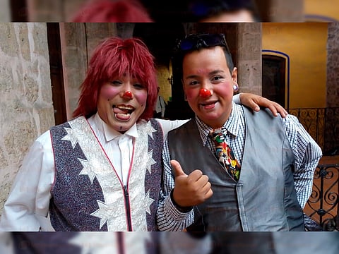 Con carcajadas, payasos combaten la violencia
