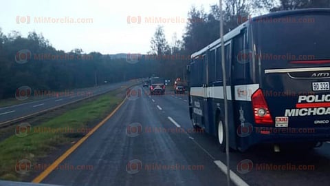 Ayer, un promedio de 70 jóvenes, con el rostro cubierto, quemaron más de cincuenta llantas (Foto: RED 113)