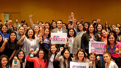Esta ley es una reforma que fue impulsada en 2014 por la activista Olimpia Coral Melo, quien sufrió acoso por la difusión de contenido íntimo personal sin su consentimiento
(Foto: Twitter/Silvano_A)