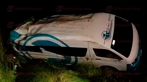 La camioneta en la que iban volcó porque en la carretera Uruapan-Paracho había atravesadas unas piedras (Foto: RED 113)