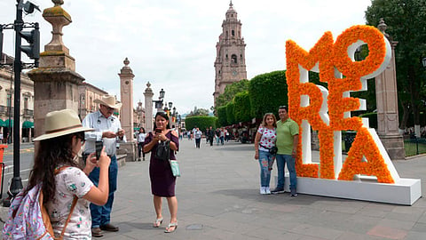 Cubren flores de cempasúchil el tótem de Morelia