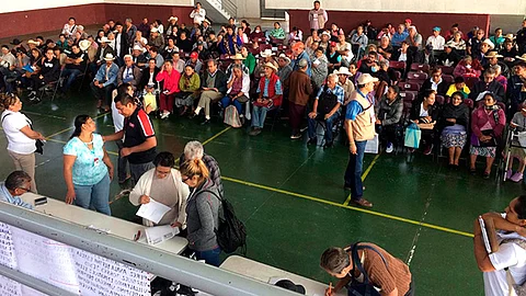 Continúa operativo de pago en mesa de la Pensión Universal (Foto Cortesía)
